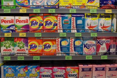Süpermarketteki raflar, ev kimyasalları bölümündeki çamaşır suyu ve çamaşır suyu kutularıyla dolu. KALININGRAD, RUSYA, 25 HAZİRAN, 2020.