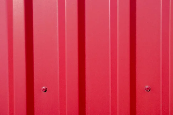Фрагмент Профілю Червоного Металу Гофрованого Типу Заліза Прикріпленого Основи Гвинтами — стокове фото