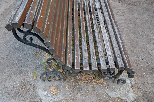 Gammal Vintage Shabby Bänk Cementerad Marken Med Metall Smidesjärn Sidor — Stockfoto