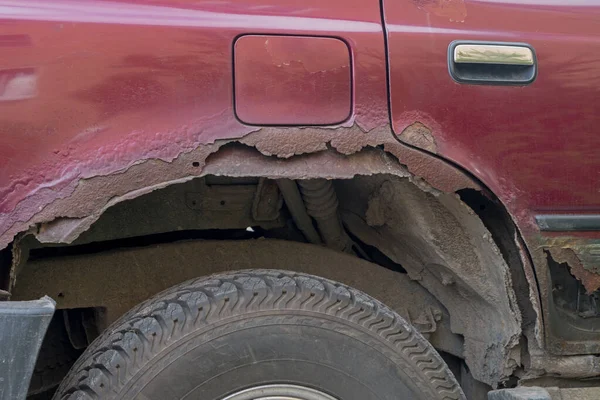 Rear Right Wing Bottom Door Threshold Serviceable Maroon Car Covered — Stock Photo, Image