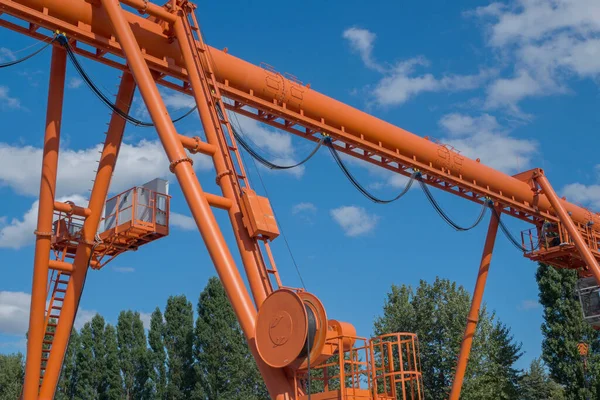 Grúa Aérea Metal Naranja Una Sola Viga Con Sección Transversal — Foto de Stock