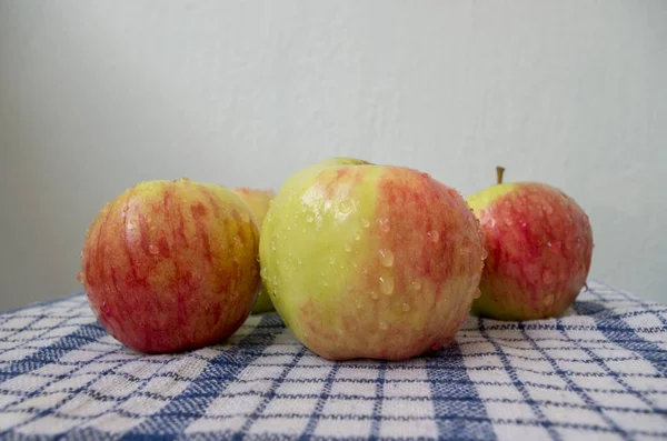 Small Pile Freshly Washed Red Green Apples Water Drops Surface — Stock Photo, Image