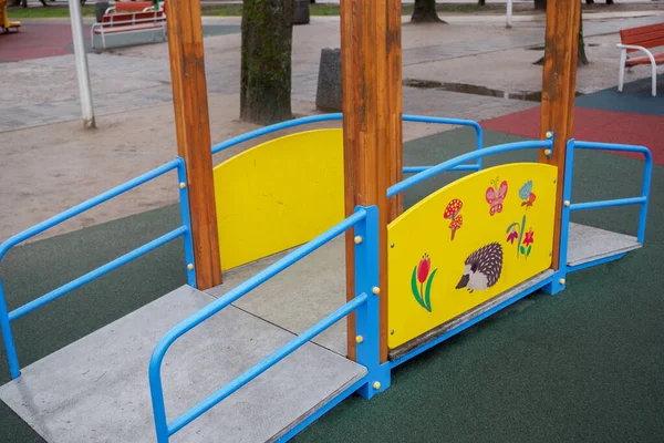 Passagem Coberta Parque Infantil Uma Estrutura Sobre Uma Superfície Antiderrapante — Fotografia de Stock