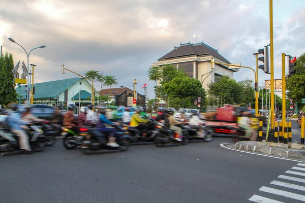 Yogyakarta, Endonezya 'da yoğun motosiklet trafiği olan kalabalık bir kavşak. Hareket bulanıklığı, Güneydoğu Asya kentsel ortamında yoğun şehir ulaşımını ve günlük trafiği yansıtıyor.