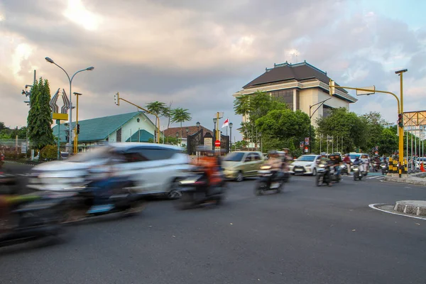 Yogyakarta, Endonezya 'da yoğun motosiklet trafiği olan kalabalık bir kavşak. Hareket bulanıklığı, Güneydoğu Asya kentsel ortamında yoğun şehir ulaşımını ve günlük trafiği yansıtıyor.