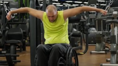 Rehabilitasyon merkezinde engelli adam eğitimi