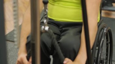 Rehabilitasyon merkezinde engelli adam eğitimi