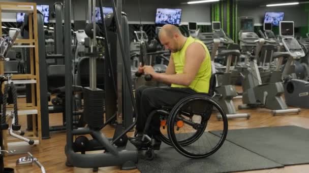 Handikappad Man Utbildning Gymmet Rehabiliteringscenter — Stockvideo