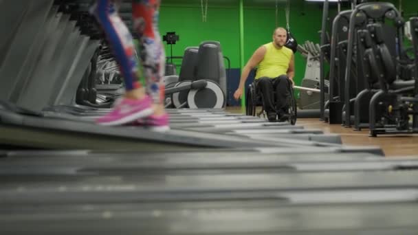 Handikappad Man Utbildning Gymmet Rehabiliteringscenter — Stockvideo