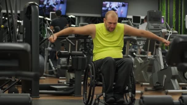 Handikappad Man Utbildning Gymmet Rehabiliteringscenter — Stockvideo