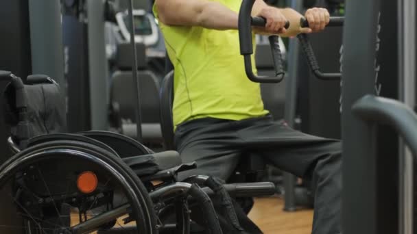 Handikappad Man Utbildning Gymmet Rehabiliteringscenter — Stockvideo