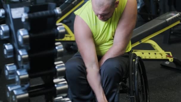 Handikappad Man Utbildning Gymmet Rehabiliteringscenter — Stockvideo