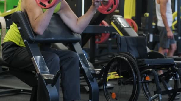 Formation Homme Handicapé Dans Salle Gym Centre Réadaptation — Video