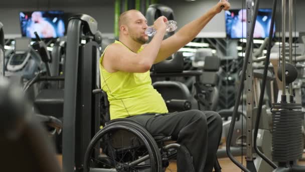 Szkolenie Dla Niepełnosprawnych Siłowni Ośrodka Rehabilitacyjnego — Wideo stockowe