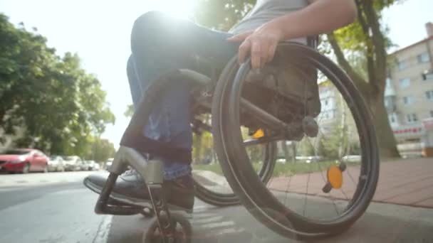 Gehbehinderter Mann Rollstuhl Überquert Straße — Stockvideo