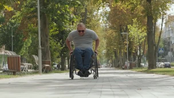 휠체어를 골목을 장애인 — 비디오