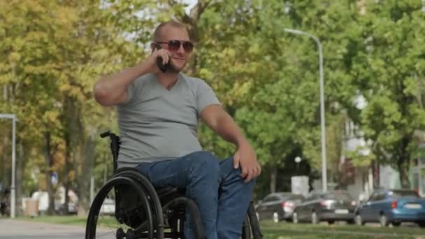 Rehabilitasyon Merkezinde Engelli Adam Eğitimi — Stok video