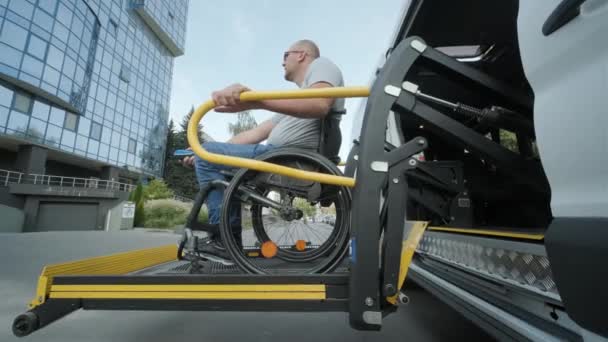 Homme Fauteuil Roulant Sur Ascenseur Véhicule Pour Les Personnes Handicapées — Video