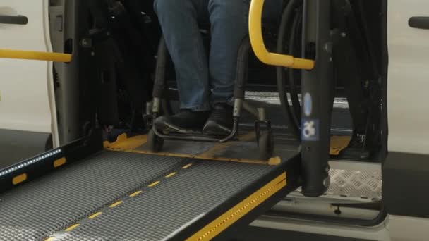 Homme Fauteuil Roulant Sur Ascenseur Véhicule Pour Les Personnes Handicapées — Video