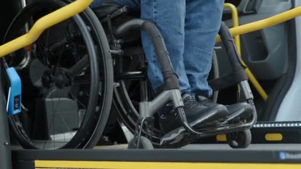 Într Scaun Rotile Lift Unui Vehicul Pentru Persoanele Dizabilități Echipament — Videoclip de stoc