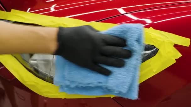 Scheinwerfer Polieren Verarbeitung Von Autoleuchten Ein Autoservice Mitarbeiter Poliert — Stockvideo