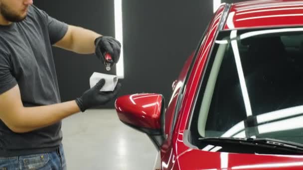 Lavoratore Servizio Automobile Che Applica Rivestimento Nano Dettaglio Automobile — Video Stock