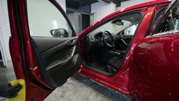 Homem Trabalhador Lavar Carro Vermelho Uma Lavagem Carro Com Pano — Vídeo de Stock