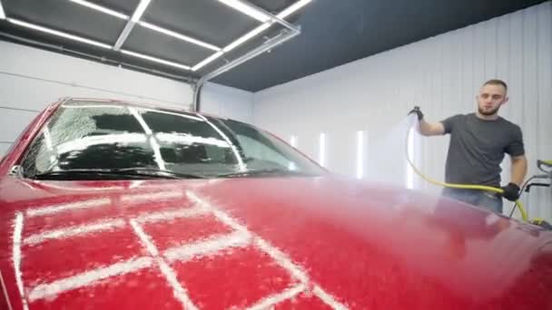 Lavagem Carro Limpeza Com Espuma Água Alta Pressão Carro Vermelho — Vídeo de Stock