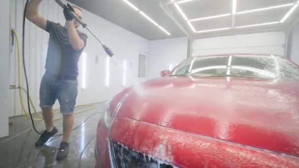 Мойка Автомобиля Пеной Водой Высокого Давления Красный Автомобиль — стоковое видео