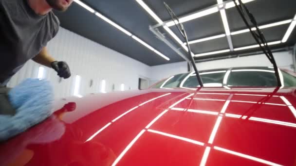 Hombre Trabajador Lavando Coche Rojo Lavado Coche Con Paño Azul — Vídeos de Stock