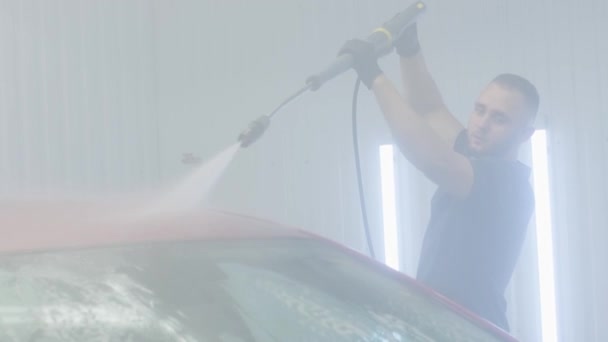 Auto Wassen Reinigen Met Schuim Hoge Druk Water Rode Auto — Stockvideo