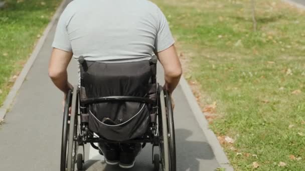 휠체어를 골목을 장애인 — 비디오