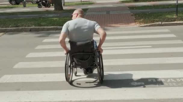 Bărbat Handicap Scaunul Rotile Care Traversează Strada — Videoclip de stoc