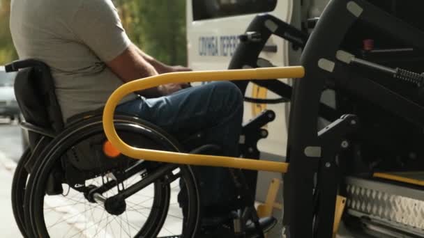 Homem Uma Cadeira Rodas Elevador Veículo Para Pessoas Com Deficiência — Vídeo de Stock