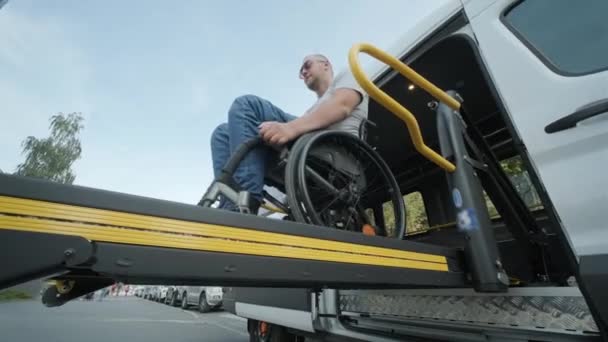 Ένας Άνδρας Αναπηρικό Καροτσάκι Ανελκυστήρα Οχήματος Για Άτομα Αναπηρίες Ανυψωτικός — Αρχείο Βίντεο
