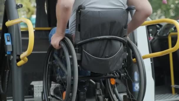 Человек Инвалидной Коляске Лифте Автомобиля Людей Ограниченными Возможностями Подъемное Оборудование — стоковое видео