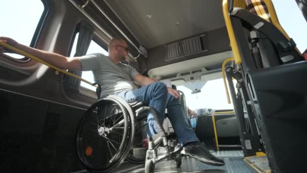 Ανδρας Αναπηρική Καρέκλα Στο Ειδικό Όχημα Άτομο Ειδικές Ανάγκες Μεταφέρεται — Αρχείο Βίντεο