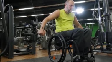 Rehabilitasyon merkezinde engelli adam eğitimi