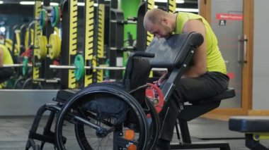 Rehabilitasyon merkezinde engelli adam eğitimi