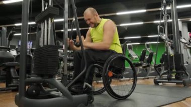 Rehabilitasyon merkezinde engelli adam eğitimi