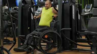 Rehabilitasyon merkezinde engelli adam eğitimi