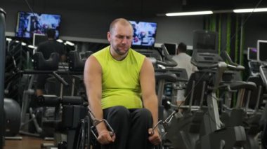 Rehabilitasyon merkezinde engelli adam eğitimi