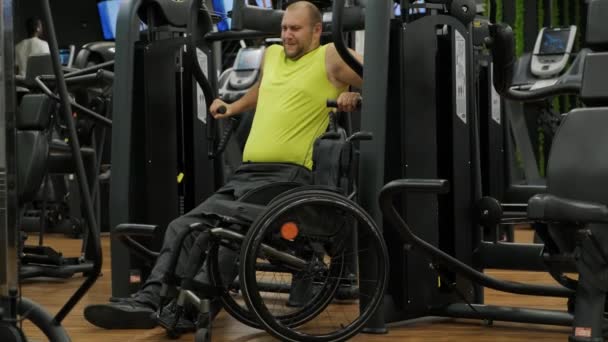 残疾人士在康复中心体育馆接受训练 — 图库视频影像