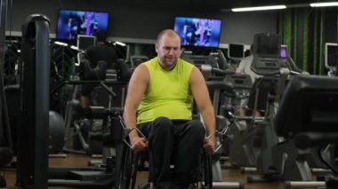 Rehabilitasyon merkezinde engelli adam eğitimi