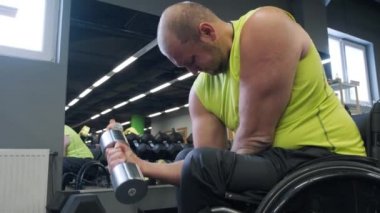 Rehabilitasyon merkezinde engelli adam eğitimi