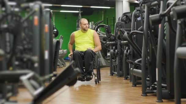 Szkolenie Dla Niepełnosprawnych Siłowni Ośrodka Rehabilitacyjnego — Wideo stockowe