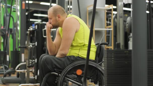 Školení Tělesně Postižených Posilovně Rehabilitačního Centra — Stock video