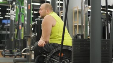 Engelli adam rehabilitasyon merkezinde su içiyor.