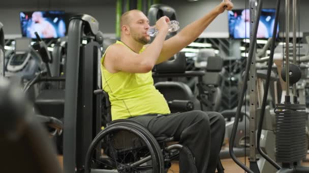 Hombre Discapacitado Bebiendo Agua Gimnasio Del Centro Rehabilitación — Vídeo de stock