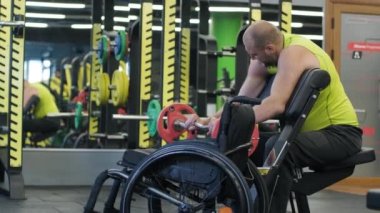 Engelli adam rehabilitasyon merkezinde su içiyor.